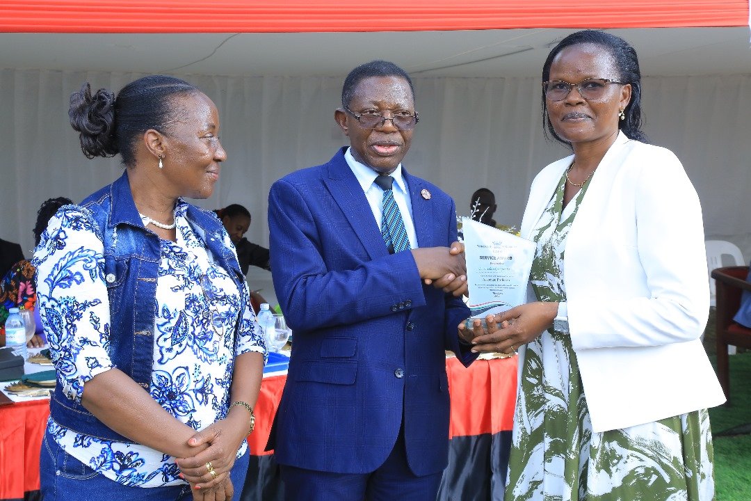 MakCAES's tweet image. During the commissioning of the refurbished Main Gate at MUARIK on Friday, 30th May 2025, @MakCAES recognized and honored a number of teaching, administrative, and support staff for their exceptional performance.