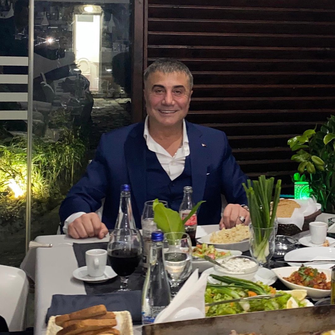 Cezaevi zamanlarında, bacağı olmayan düşmanına “her baba, oğlunun karşısında dimdik ayakta görünmelidir” diyerek, protez bacak gönderten adamın adıdır REİS SEDAT PEKER.

Sizse çocuklarının yanında, bir babaya yumruk atıyorsunuz.

Oğlum vallahi biz sizden değiliz!