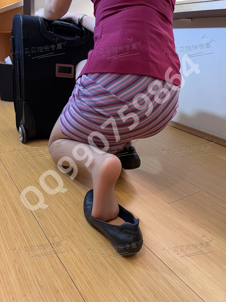 脚跟已经磨红了  🥺🥺