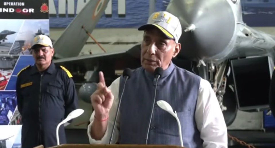 BharatKiNews_'s tweet image. 🚨 STRONG WARNING from Defence Minister Rajnath Singh 🇮🇳⚓

“The Indian Navy is silent, but it has the potential to bring a Tsunami.”
“Pakistan should remember this.” 💥

Power with restraint — but never weakness.

#RajnathSingh #IndianNavy #PakistanWarning #DefenceStatement