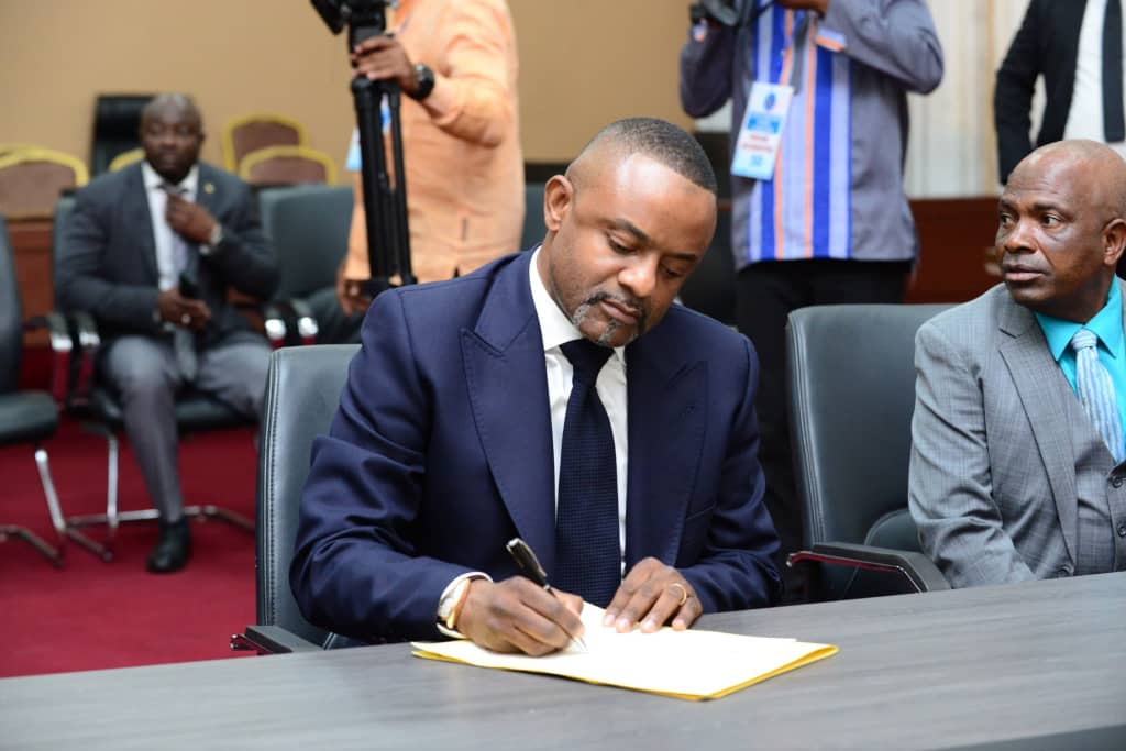 Bonny_Yuma's tweet image. RDC : Le parti @Ensemble_MK , sous la direction de @moise_katumbi , valorise le #travail, la #discipline et la défense des #intérêts du peuple #congolais. C&apos;est dans cette optique que l&apos;honorable sénateur @SalomonKalonda s&apos;investit pleinement au service de la RDC.