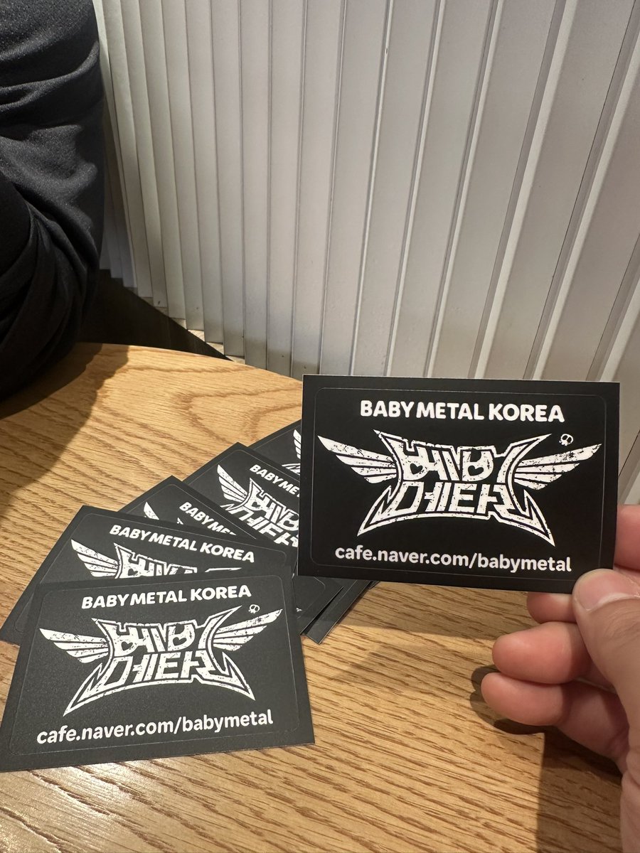 KiryuMetal's tweet photo. 베비메탈의 역사적인 라이브뷰잉을 기념하여 스티커 나눔합니다. 코바메탈을 찾으세요 ㅎㅎㅎ #BABYMETAL #베비메탈 #라이브뷰잉 #liveviewing #CGV영등포 #네이버베비메탈카페 https://t.co/jWGLUjEPhN