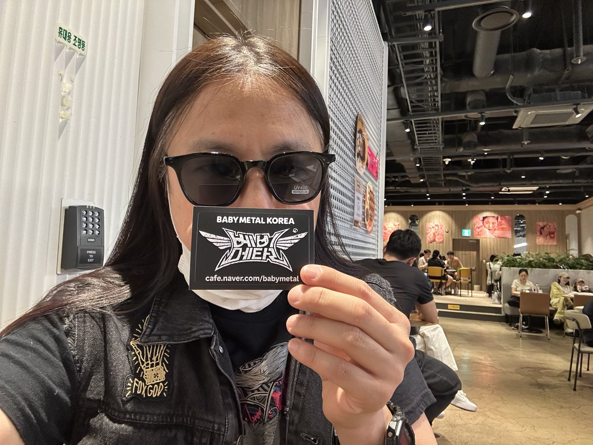 KiryuMetal's tweet photo. 베비메탈의 역사적인 라이브뷰잉을 기념하여 스티커 나눔합니다. 코바메탈을 찾으세요 ㅎㅎㅎ #BABYMETAL #베비메탈 #라이브뷰잉 #liveviewing #CGV영등포 #네이버베비메탈카페 https://t.co/jWGLUjEPhN