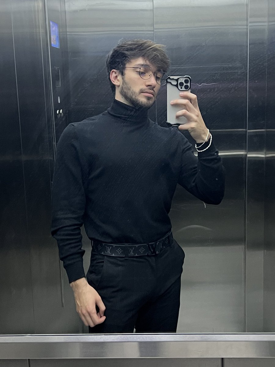 Hola guapa
*la nalguea y le presenta el nuevo iphone*