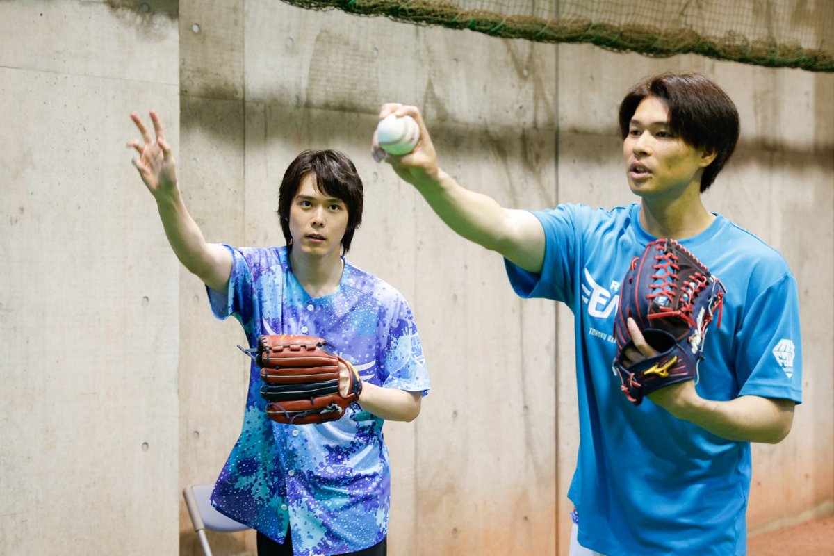 Rakuten__Eagles's tweet photo. 未来の始球式に向けて…🌟

今日始球式を務めていただく予定だった
俳優の #細田佳央太 さんと #中島大輔 選手がキャッチボールを行いました⚾

大河ドラマで共演した #久保史緒里 さんの布教で楽天イーグルスファンになったという細田さん🙌
推しは同学年の中島選手ということで、サプライズで特訓してもらいました🤭

これからも楽天イーグルスの応援をよろしくお願いします！

#RakutenEagles
#キ！