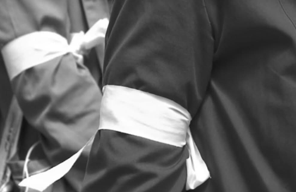 “Građani srpske nacionalnosti, pridružite se svojoj vojsci i policiji u potjeri za ovim ekstremistima. Ostali građani, muslimanske i hrvatske nacionalnosti, moraju na svoje kuće i stanove izvjesiti bijele zastave i na ruke staviti bijele trake. U protivnom, snosiće teške