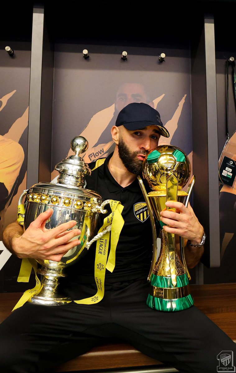 العميد الي له أمجادٍ كبيره 
مايليق الكأس والدوري بغيره 
جابها والسيف عوّد في جفيره 
والمراجل ما حماها غير أهلها .