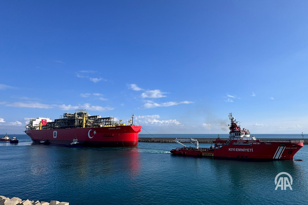 anadoluajansi's tweet image. Türkiye'nin ilk yüzer doğal gaz üretim platformu Osman Gazi Filyos Limanı'nda

• Personel kapasitesi 140 kişi
• 298,5 metre uzunluğa, 56 metre genişliğe ve 29,5 metre derinliğe sahip
• 2026'nın ortasında görev yapmaya başlayacak

v.aa.com.tr/3584988