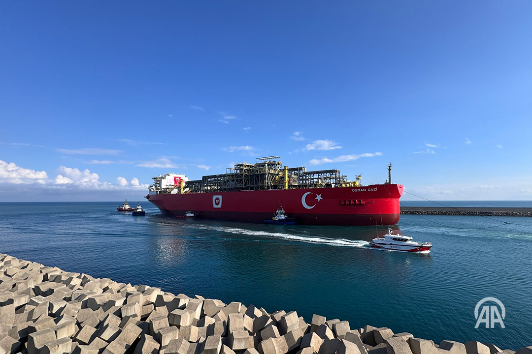 anadoluajansi's tweet image. Türkiye'nin ilk yüzer doğal gaz üretim platformu Osman Gazi Filyos Limanı'nda

• Personel kapasitesi 140 kişi
• 298,5 metre uzunluğa, 56 metre genişliğe ve 29,5 metre derinliğe sahip
• 2026'nın ortasında görev yapmaya başlayacak

v.aa.com.tr/3584988