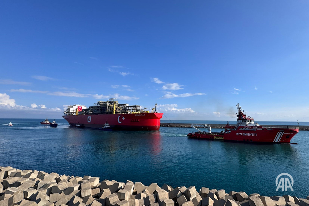 Türkiye'nin ilk yüzer doğal gaz üretim platformu Osman Gazi Filyos Limanı'nda

• Personel kapasitesi 140 kişi
• 298,5 metre uzunluğa, 56 metre genişliğe ve 29,5 metre derinliğe sahip
• 2026'nın ortasında görev yapmaya başlayacak

v.aa.com.tr/3584988