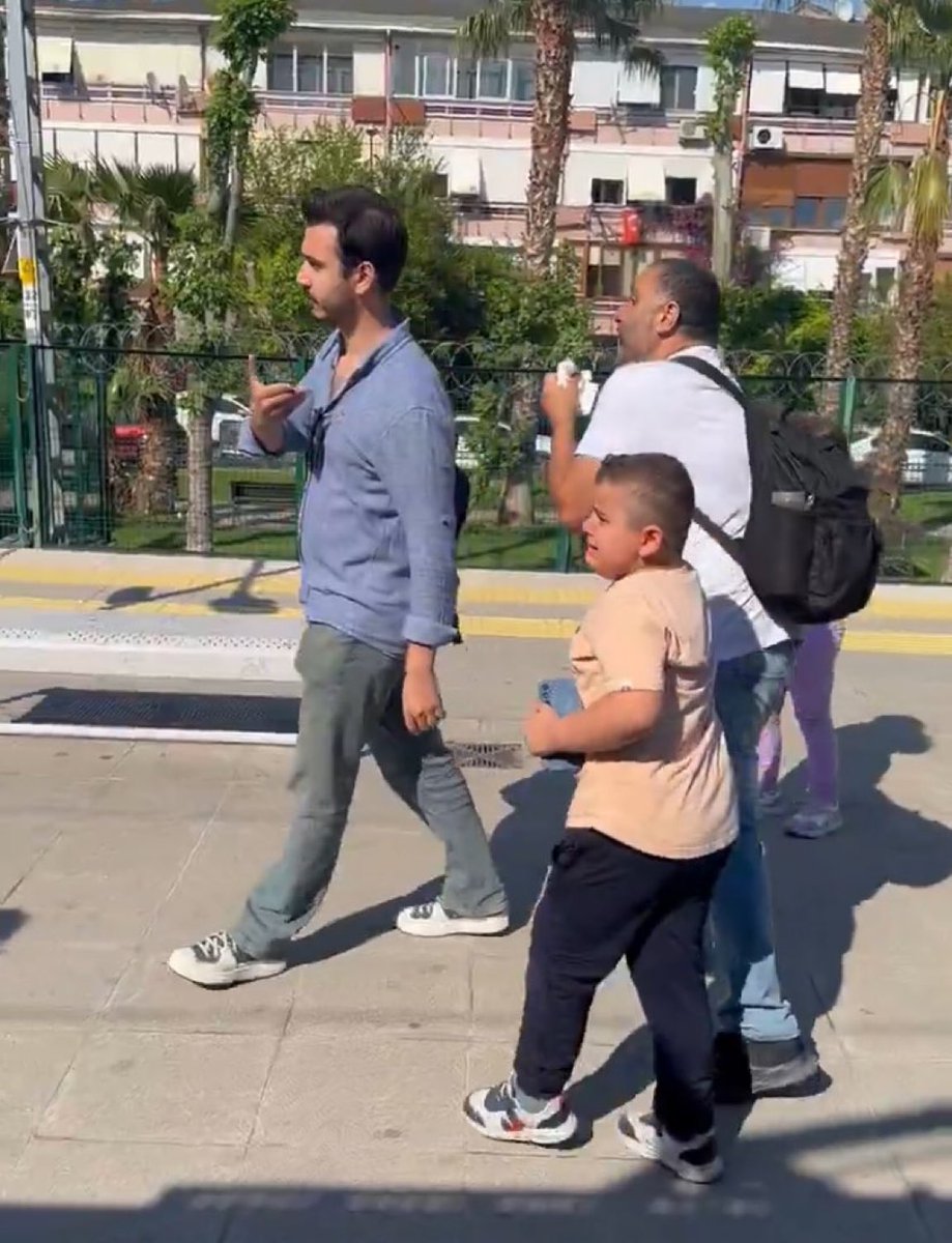 Herif bir gecede tüm ülkenin ortak nefreti oldu. Fenerlisi, Beşiktaşlısı, Galatasaraylısı, dili rengi değişik kim varsa mavilin peşine düştü. Bir babayı çocuklarının önünde dövüp, günahsız yavruları ağlatmayacaktınız.