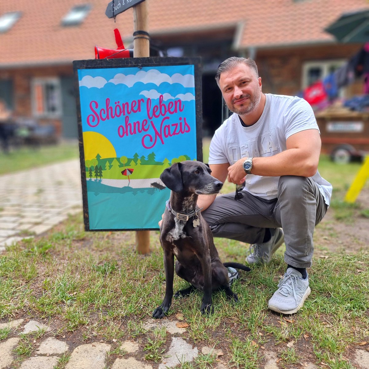„Schöner leben ohne Nazis“ – diesen Spruch habe ich gestern auf einem Hofcafé in Niedersachsen entdeckt.

Widersprechen wird dem wohl kaum jemand. Doch das eigentliche Problem liegt tiefer: Der Begriff #Nazi wird heute inflationär gebraucht und dient oft als politisches
