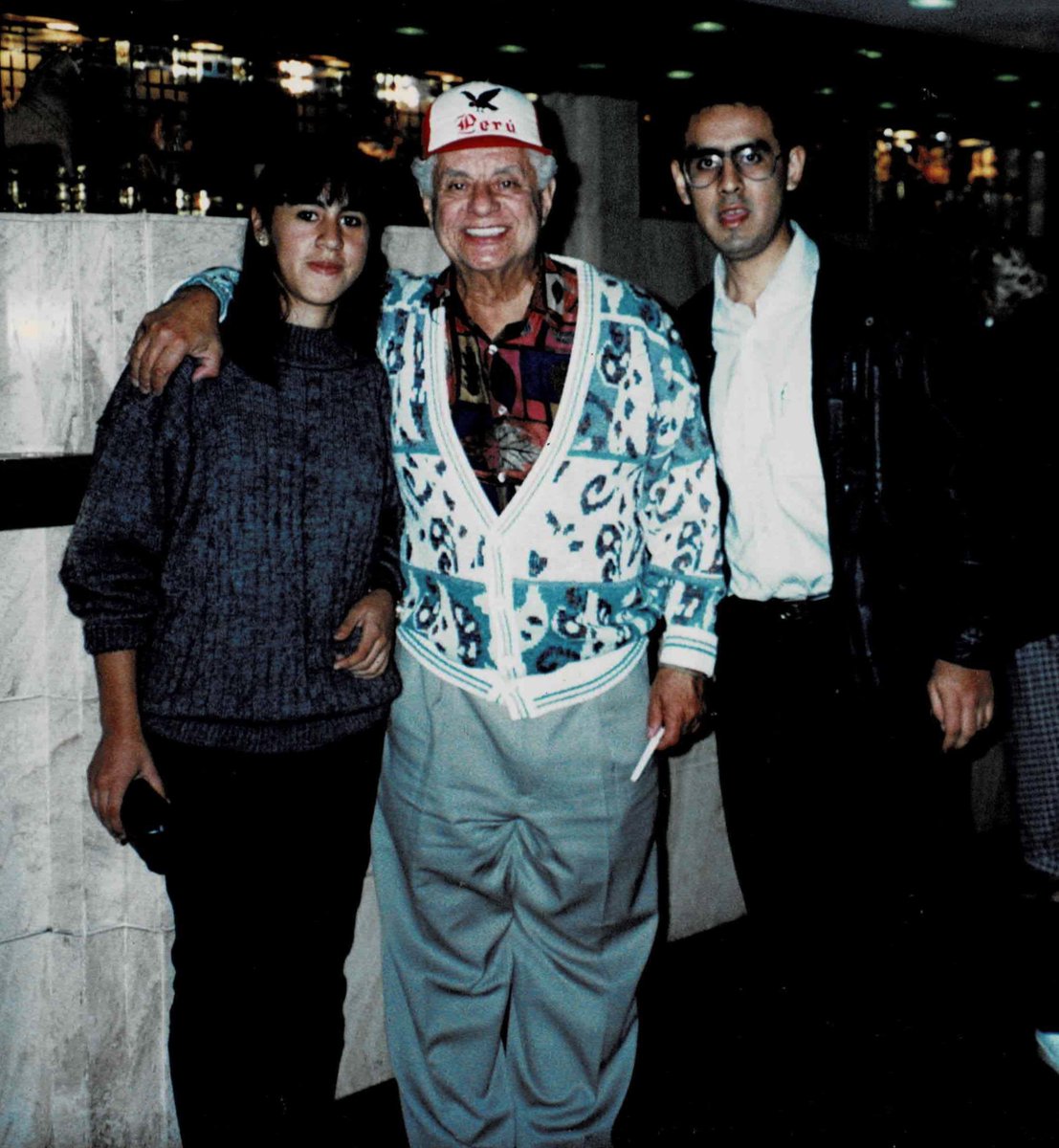 Hace 10 días, esta foto cumplió 30 años. Fue tomada el 21 de mayo de 1995, la última vez que Tito Puente tocó en Perú y estoy con mi hermana Norma flanqueándolo.
Un día como hoy,hace 25 años se fue "El Rey" marcando, a mi juicio, el final del siglo XX en la historia de la Salsa.