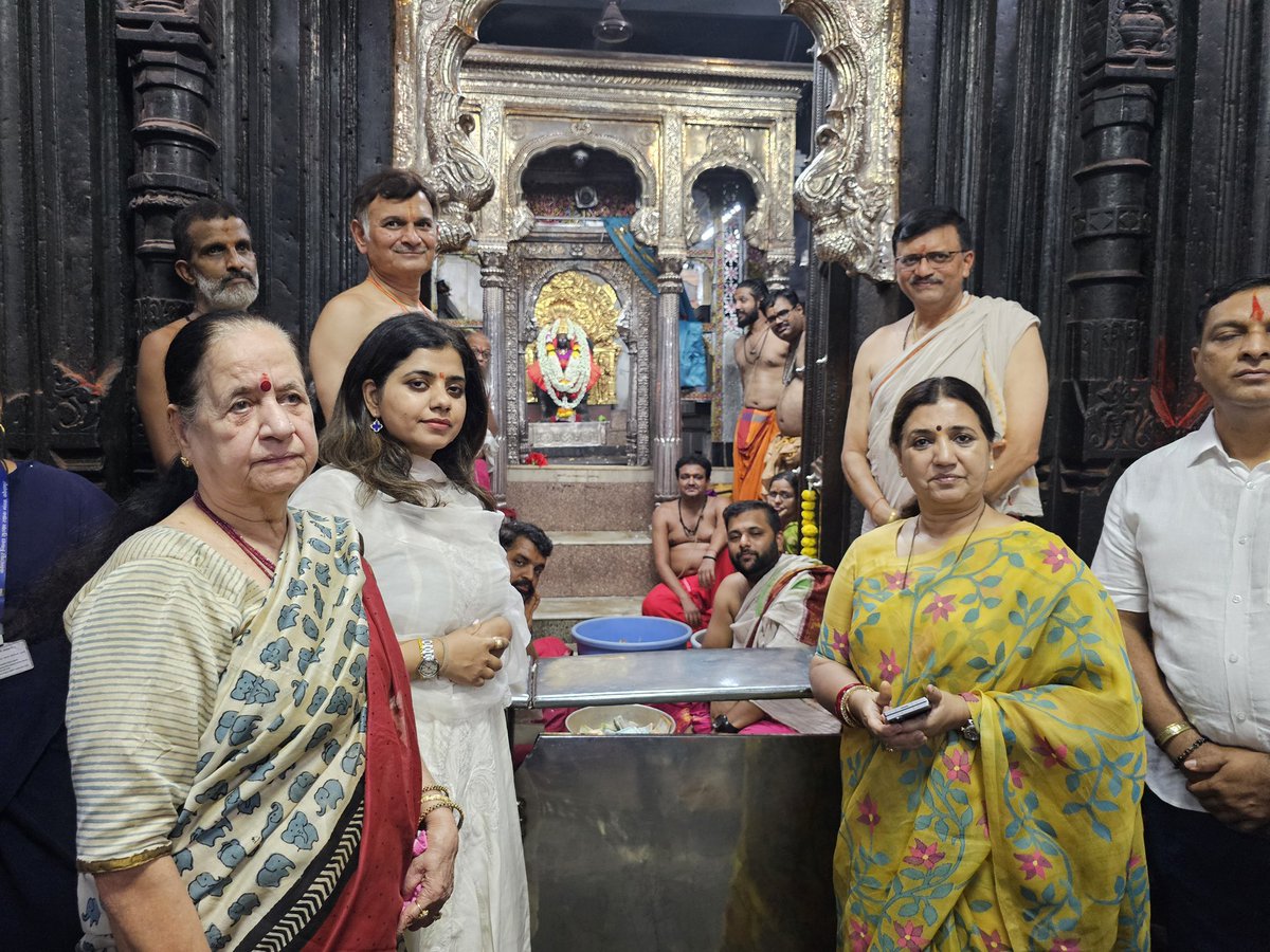madhurimisal's tweet photo. आजच्या कोल्हापूर दौऱ्याची सुरुवात अंबाबाईच्या दर्शनाने केली. महालक्ष्मी मंदिरात दर्शन घेऊन भाविकांसोबत संवाद साधला..
.
.
.
.
#kolhapur #mahalakshmi #kolhapurdaura #kolhapurdevsthan #madhurimisal https://t.co/p4Kh6XcWzd
