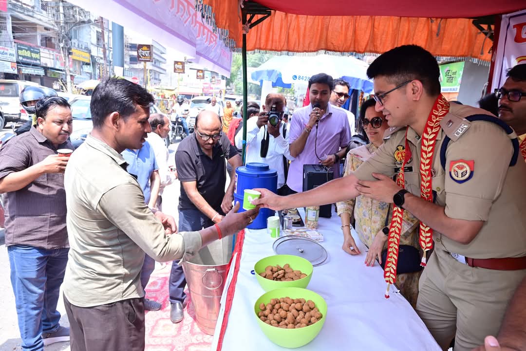 Pawan Choudhary (@pawanchowdhri) on Twitter photo #गोरखपुर के तेज तर्रार नगर #पुलिस_अधीक्षक श्री अभिनव त्यागी जी #IPS के साथ एक नयी आशा द्वारा लगाये गये #प्याऊ के शुभारंभ के अवसर पर
<a href="/theAbhinavTyagi/">Abhinav Tyagi</a>
<a href="/eknayiashagkp/">Ek Nayi Asha</a>
#Gorakhpur #Pyau #गोरखपुर के तेज तर्रार नगर #पुलिस_अधीक्षक श्री अभिनव त्यागी जी #IPS के साथ एक नयी आशा द्वारा लगाये गये #प्याऊ के शुभारंभ के अवसर पर
<a href="/theAbhinavTyagi/">Abhinav Tyagi</a>
<a href="/eknayiashagkp/">Ek Nayi Asha</a>
#Gorakhpur #Pyau