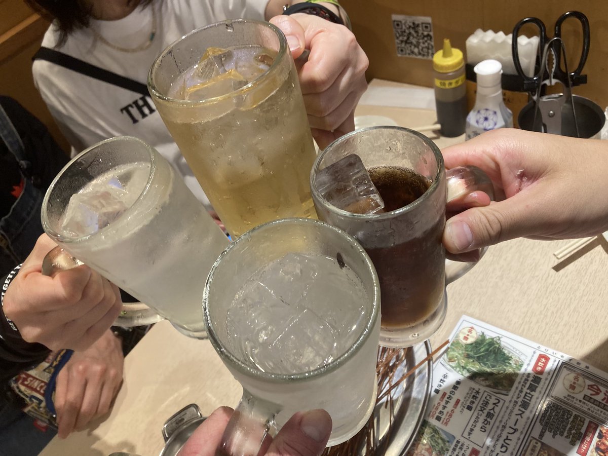 korogasi930's tweet image. 仲間と中飲みへ🥴✊

#BLUESPRING 仲間
THE NOISE 仲間と🤨

ブルスプトッパーまだフロアあったまって無かったけど号泣😭したし
荒ぶって飛んだ

支えてくれた知らん方やが

次はTHE NOISE
クッソぶち上げて
やっちゃおうぜ🥴‼️‼️‼️

#開花宣言2025