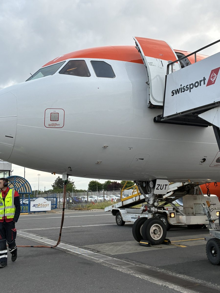 Paula (@therealpaulac) on Twitter photo Wondering if this is the day our mate , gary millar, is flying the plane <a href="/laurahorton4/">Laura Horton ๐๐ถ</a> Wondering if this is the day our mate , gary millar, is flying the plane <a href="/laurahorton4/">Laura Horton ๐๐ถ</a>