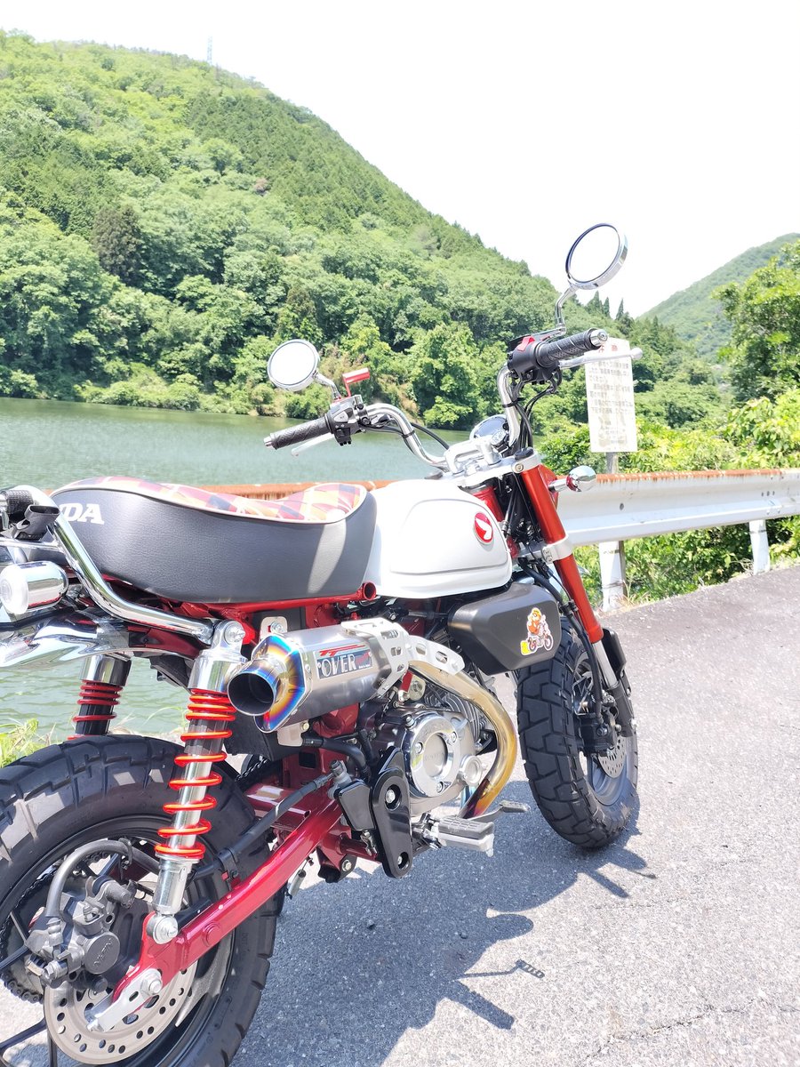 coco202307's tweet photo. モンキー125のミラーを変えてみた😄運転中はコンパクトになって良いかなと思ったけど写真で見るとそうでもないな〜😅

因みに付けたのはコレです。
キタコ Z- ミニミラー ショートステータイプ 10mm(メッキ) KITACO 675-0631091をオフセットホルダー45mmにて取付です。 https://t.co/cLkJrjs2LQ