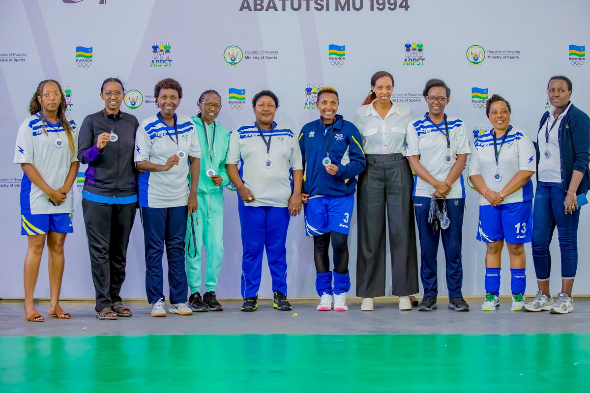 Rwanda Workers' Sports (@workersrwanda) on Twitter photo ACP Lynder Nkuranga, umuyobozi w’urwego rushinzwe abinjira n’abasohoka niwe wambitse imidali
<a href="/rrainfo/">Rwanda Revenue Authority (RRA)</a> yegukanye umwanya wa kabiri mu irushanwa ryo Kwibuka ku nshuro ya 31 Jenoside yakorewe Abatutsi (Genocide Memorial Tournament) muri Volleyball mu bagore. ACP Lynder Nkuranga, umuyobozi w’urwego rushinzwe abinjira n’abasohoka niwe wambitse imidali
<a href="/rrainfo/">Rwanda Revenue Authority (RRA)</a> yegukanye umwanya wa kabiri mu irushanwa ryo Kwibuka ku nshuro ya 31 Jenoside yakorewe Abatutsi (Genocide Memorial Tournament) muri Volleyball mu bagore.