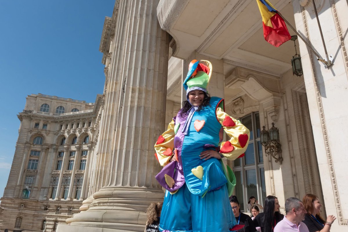 ☀️🎈🎉
Lasă-te purtat într-o lume de basm! Pregătește-te să fii uimit de artiști talentați pe picioroange, care te vor întâmpina cu zâmbete și veselie. Nu rata spectacolele magice cu baloane de săpun, care vor aduce un strop de feerie și bucurie, mai ales pentru cei mici.
CREART