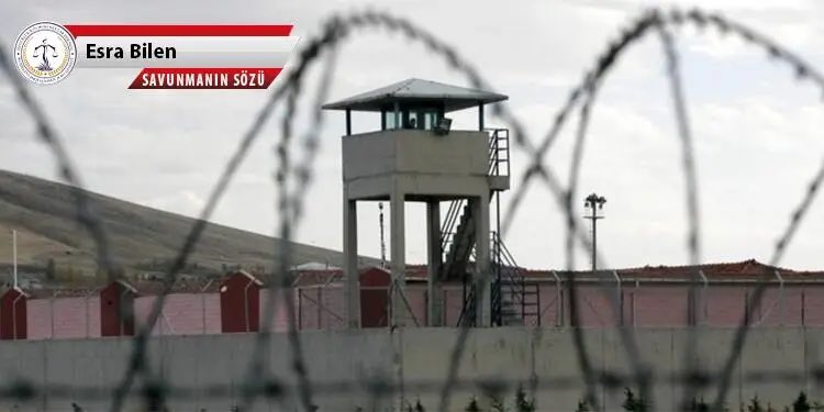 Şube üyemiz Av. Esra Bilen, Yeni Yaşam Gazatesi’nin Savunmanın Sözü köşesine, ‘Siyasi Tutsaklık Hakikatinin İnkârı Üzerine’
başlıklı yazıyı yazdı:

“Mücadelenin kavramları ya pozitivist hukuk kavramlarıyla ikame edilmeye çalışılıyor ya da toptan suç sayılarak kamusal alanda yok