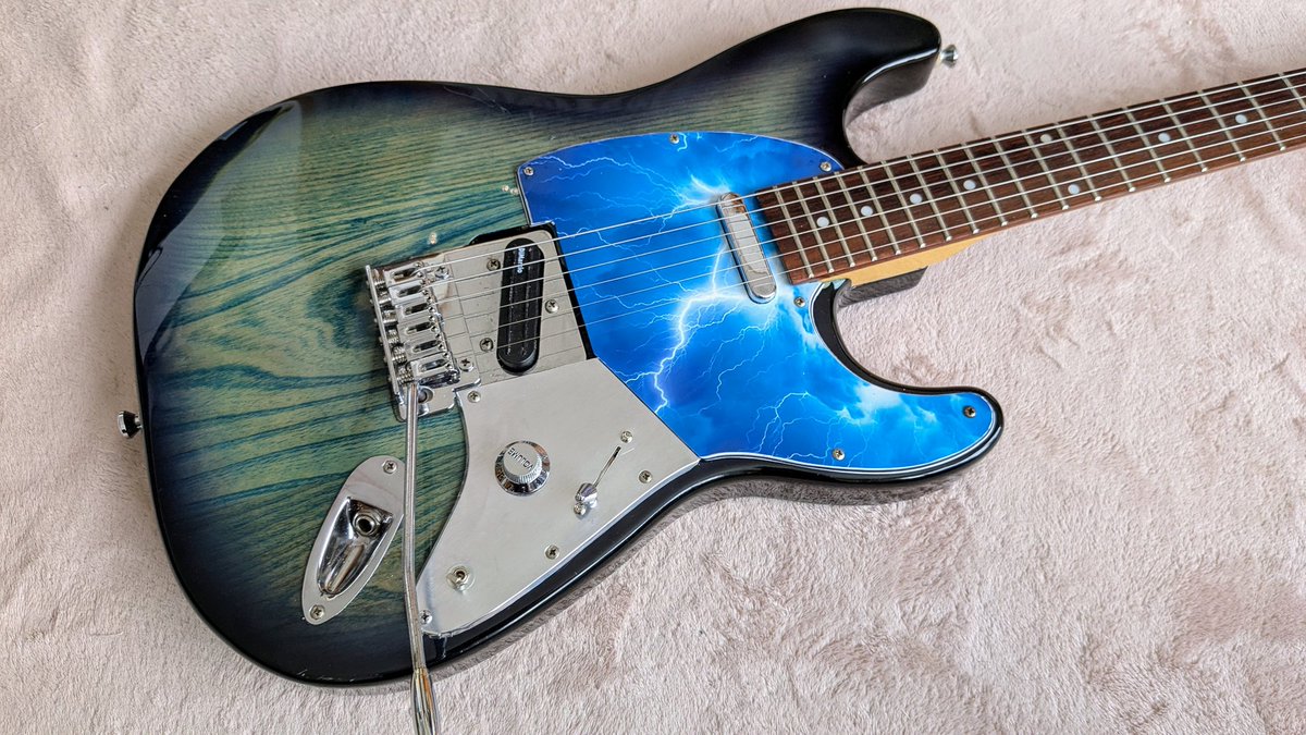 PiromagGuitor's tweet photo. Myテレラトキャスターでけた❢😃クロサワエントリーモデルのアッシュなストラトに、テレキャスピックアップDimzioSuperDistortion😃メロウなフロント、ハードなリア、ミックスもよし❢😃お気に入り♪😁 https://t.co/lwnnBctWFa