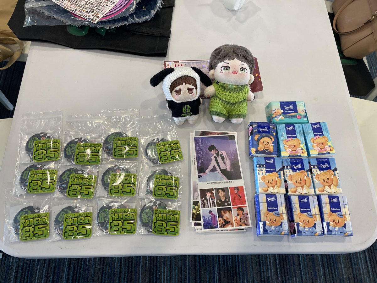 prin_pw's tweet image. @fallinginyibo85  มีกอวเข็มกลัดจากคุณฟอลลิ่งมาแจกค่ะ  กติกาโชว์ของซัพหวังอี้ป๋อออฟฟิเชียลติดตัวมา 1 ชิ้น มารับได้เลยค่ะ

มีโปสการ์ดจาก @lime_ful  #ไลม์ฟูลจิ๊บอะเวย์

แจกทิชชู่ เลือกหยิบได้เลยค่ะ #PrincessGAW