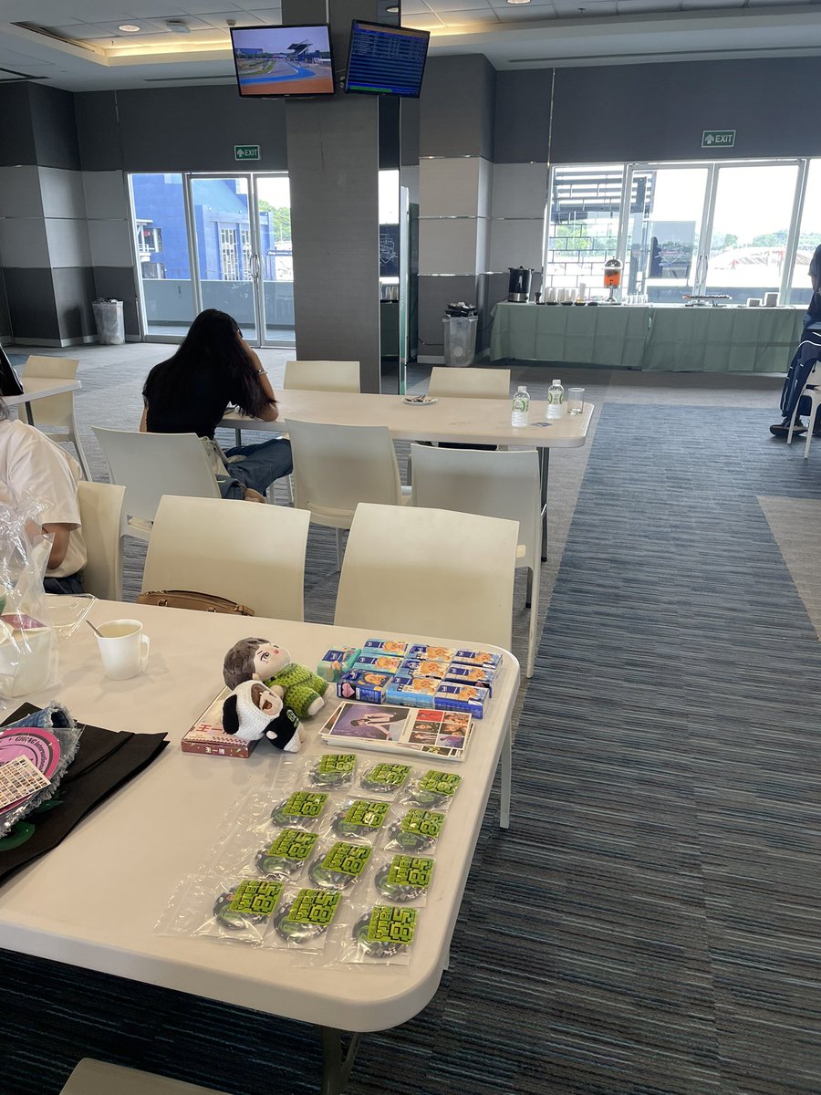 prin_pw's tweet image. @fallinginyibo85  มีกอวเข็มกลัดจากคุณฟอลลิ่งมาแจกค่ะ  กติกาโชว์ของซัพหวังอี้ป๋อออฟฟิเชียลติดตัวมา 1 ชิ้น มารับได้เลยค่ะ

มีโปสการ์ดจาก @lime_ful  #ไลม์ฟูลจิ๊บอะเวย์

แจกทิชชู่ เลือกหยิบได้เลยค่ะ #PrincessGAW