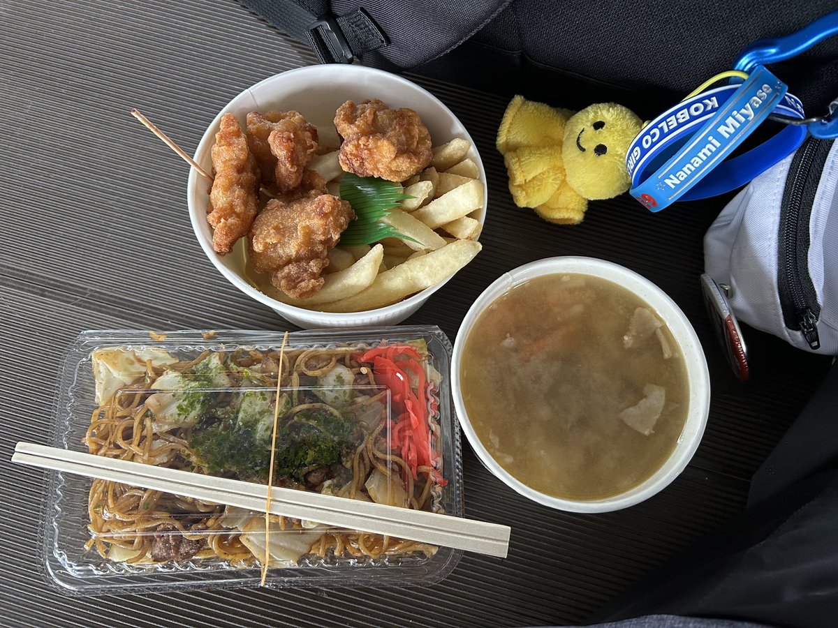 ucchan0308's tweet photo. サーキット飯 お昼ご飯🍚
MAMA'S KITCHENさんの
焼きそば
おつまみセット🍗🍻
豚汁🐷
タイミング良く、温かい物が提供されて、満足感up
今日は24時間営業だとか
夜間撮影で冷えたらラーメンだな😋
#S耐24h
#富士スピードウェイ
#mamaskitchen
#豚汁 https://t.co/nt2EMrWwRX