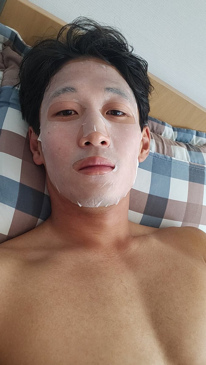 얼굴이뜨거워서 팩중..