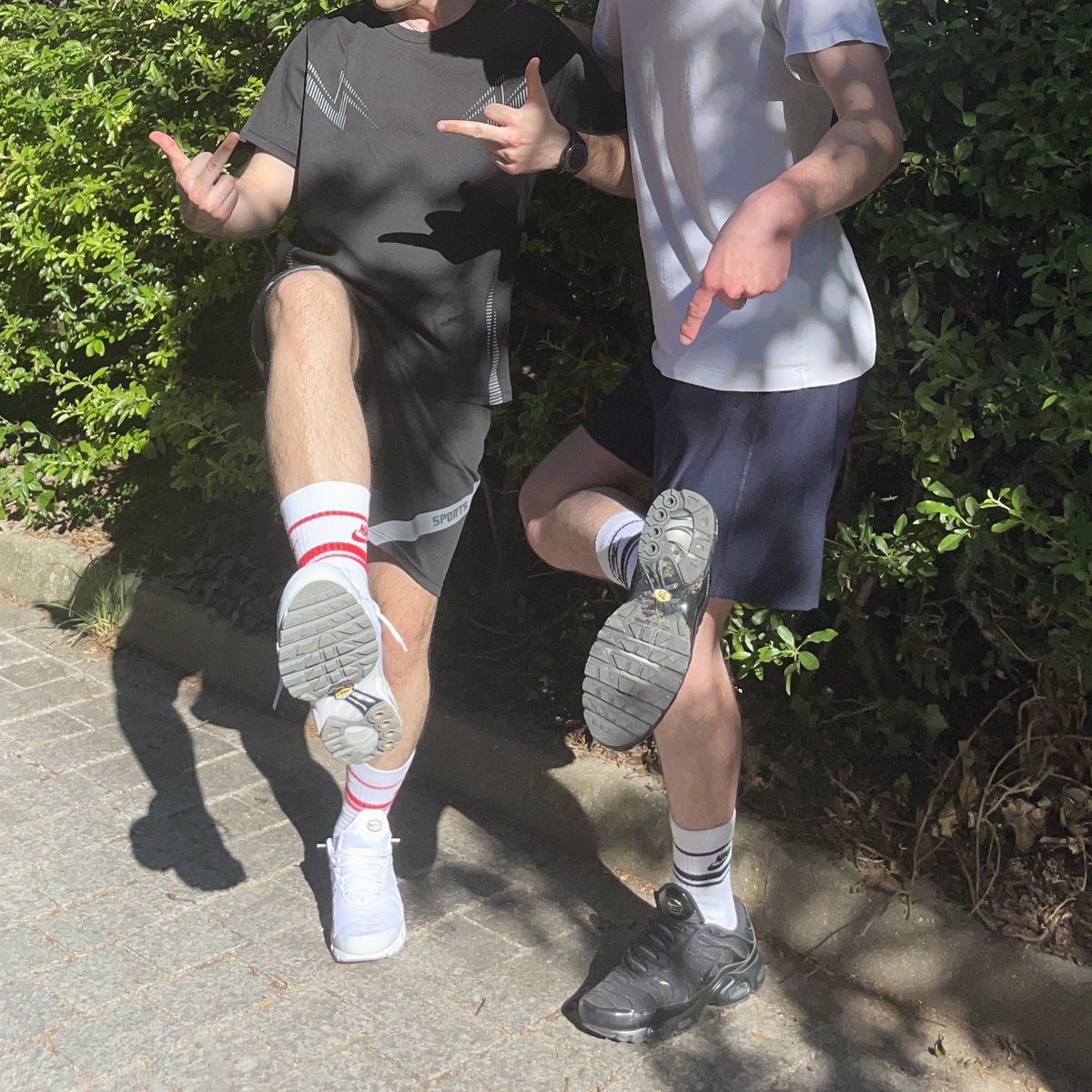 kinkParis's tweet photo. Grosse journée de marche au soleil avec @thomasdavron. RT si tu veux passer sous nos TN 😈 🥵

#socks #Nike #Master 
#slave #drain #feet #sub https://t.co/WwTpUvqoTz