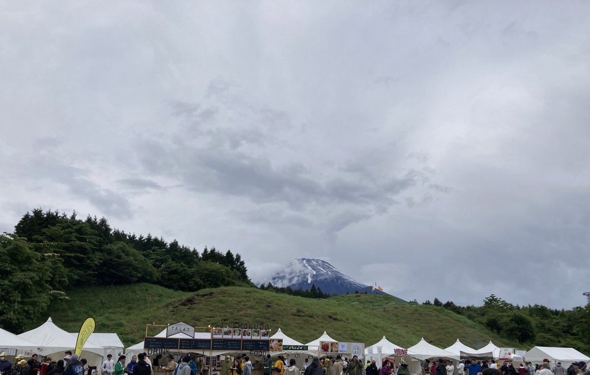 meinohanadairo's tweet photo. MONO NO AWAREの時は霧まで出て土砂降りでしたが、今は雨は上がりまた富士山が見え始めてきました。今は柴田聡子さんをゆったり聴いてます #fjsn #sunstage https://t.co/n5nP0UCEB5