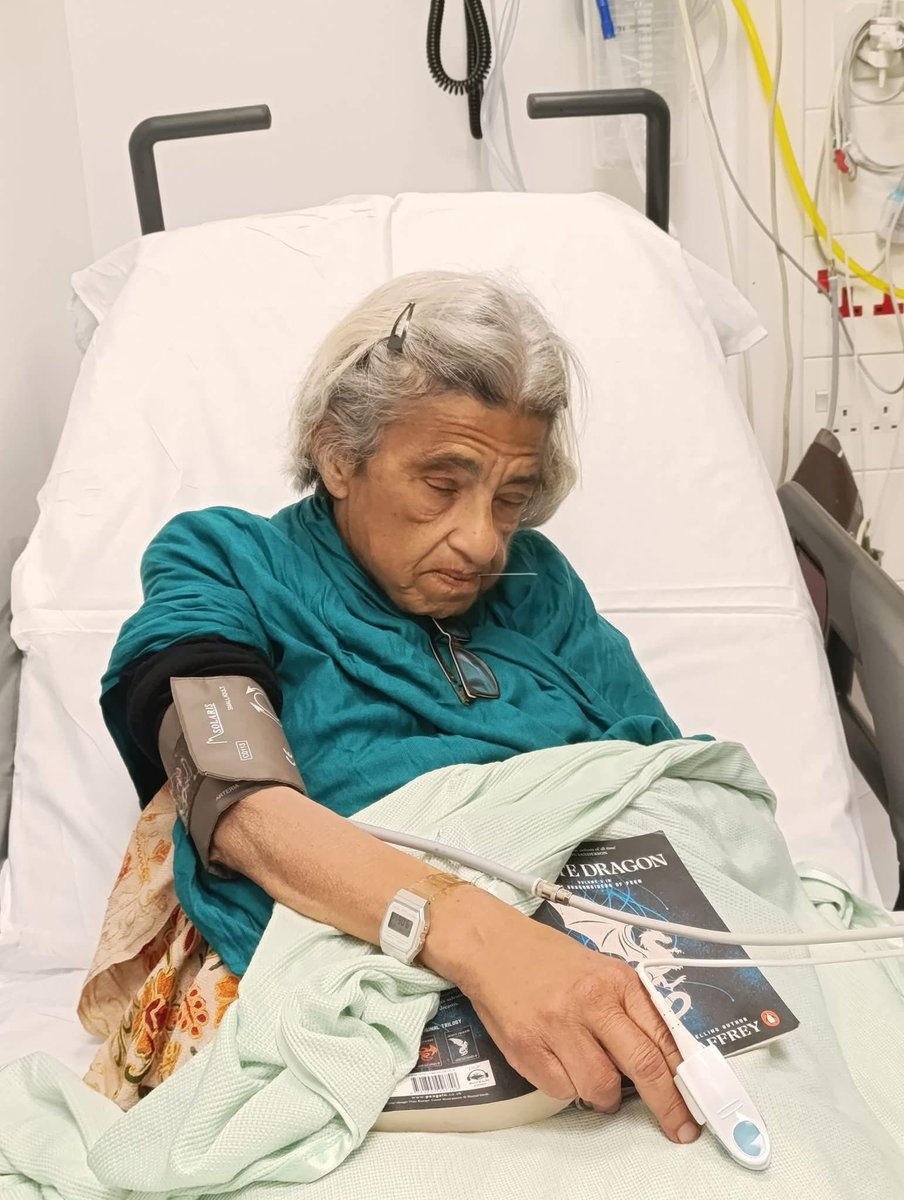 هي العقلية ذاتها، وقلب 2013 نفسه، وعيونه الوقحة، التي يناصب بها السيسي العداء لسيدة ضعيفة، في أضعف حالاتها، ويدخل معها تحدي السلطة وأمهات المعتقلين وذويهم؛ هم يموتون لأجل أبنائهم الذين يموتون بحد ذاتهم أصلا، وهو يحلف بالطلاق أنه لن يرضخ لأي صورة يراها مهما بدت للعالم قاسية، ولسان