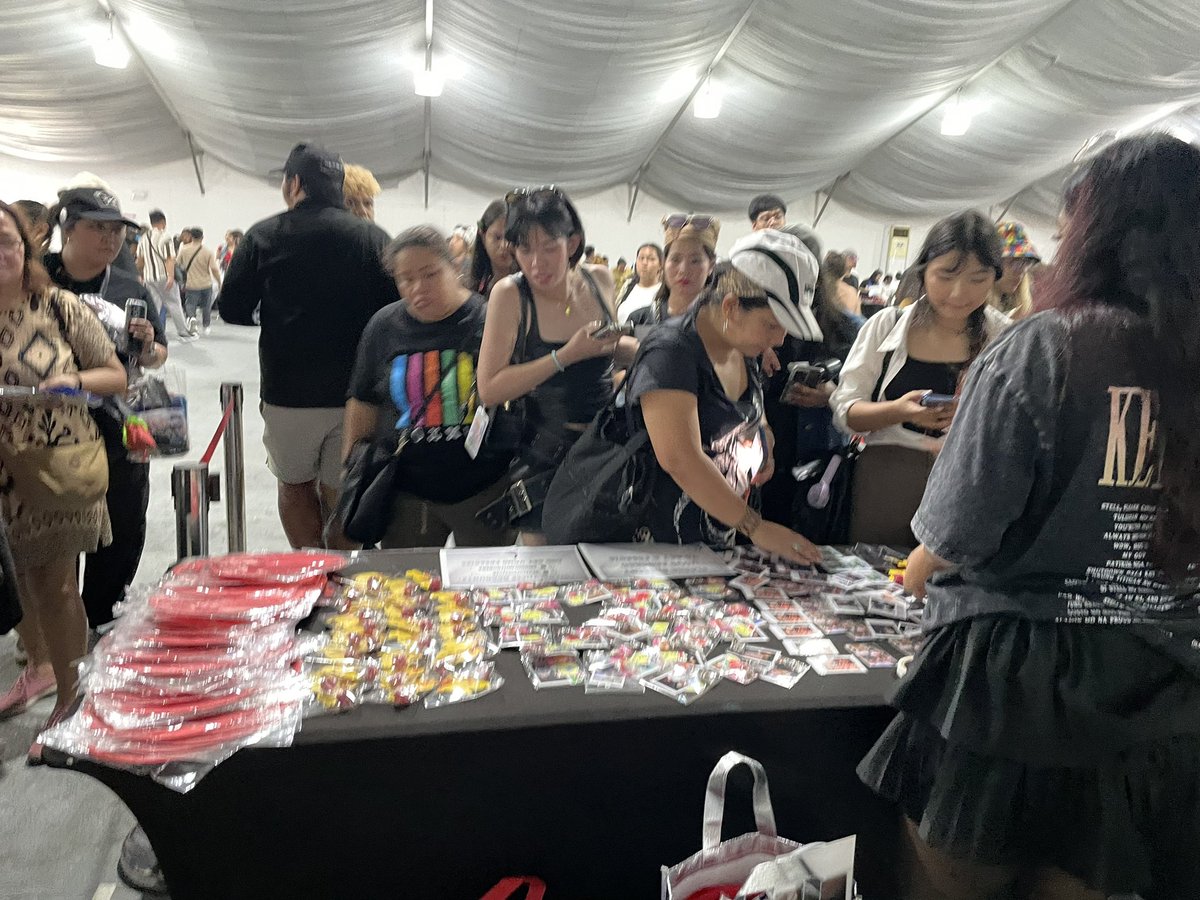 kaysusontayo26's tweet photo. Thankyou po sa mga pumunta sa booth. ✨✨

@MoonlightHubEra 

HISTORY BEGINS WITH ESBI
@SB19Official #SB19
#SaWWorldTourPH https://t.co/TYDlcKtIWL