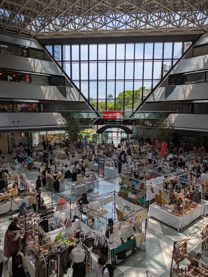 #大阪城 の天守閣が向こうに見える。太閤さんの大坂城でも、大坂城代の大坂城でもなく、昭和初期に建てたもの。
現大阪城のある場所は、#石山合戦（#石山本願寺 があった）、#大坂冬の陣、#大坂夏の陣、#戊辰戦争、そして #太平洋戦争（#第四師団 があった）など、幾度か戦火に巻込まれている。