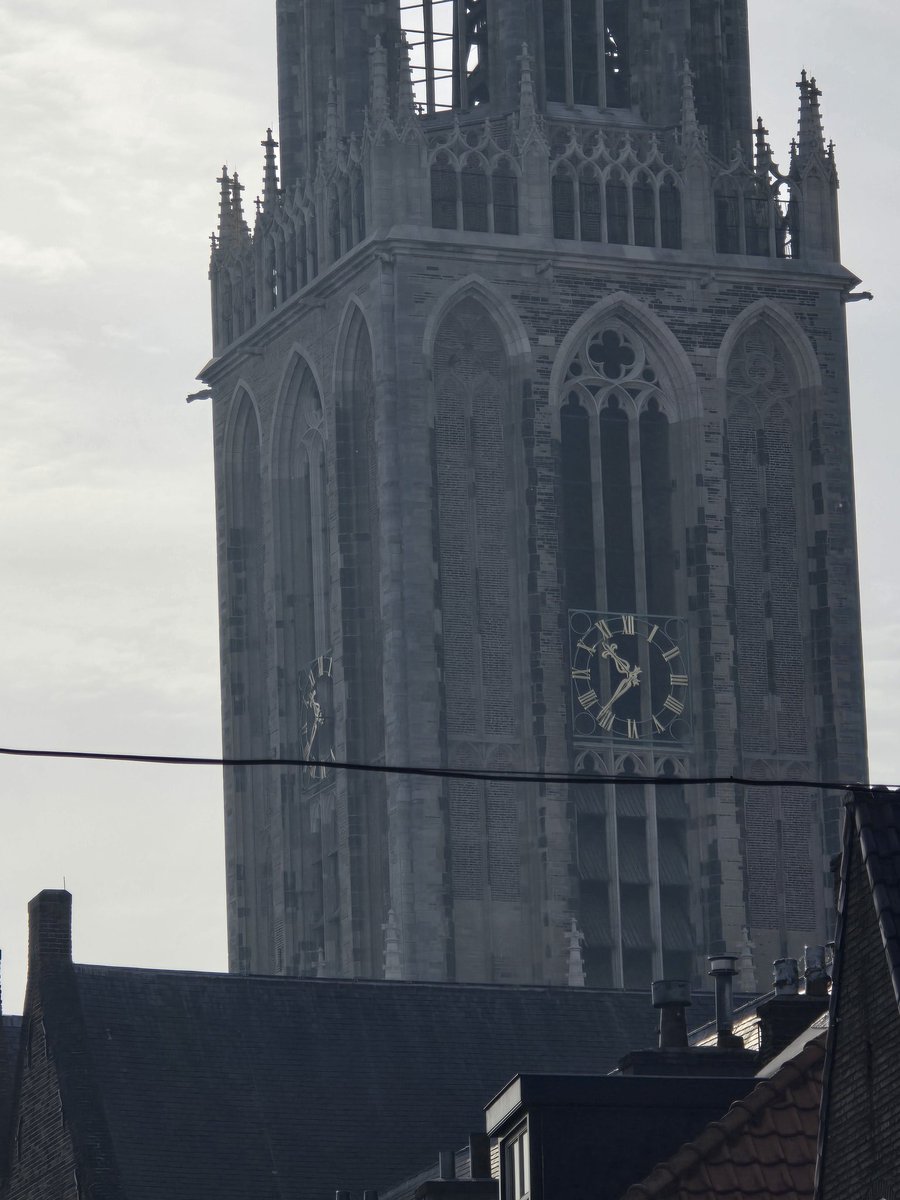 thompool's tweet photo. @GemeenteUtrecht de klok op de Domtoren loopt niet goed vanmorgen (8.15u) https://t.co/UhZsBSaGLZ