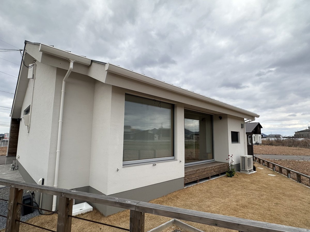 Сумын төвд ийм загварын бүрэн бие даасан инженерийн шийдэлтэй хаус хороолол хийх гээд яриа өрнүүлээд явж байна.
Тохилог орон сууцтай бол багш эмч нар хөдөө нь илүү дуртай ажиллах юм билээ л дээ.