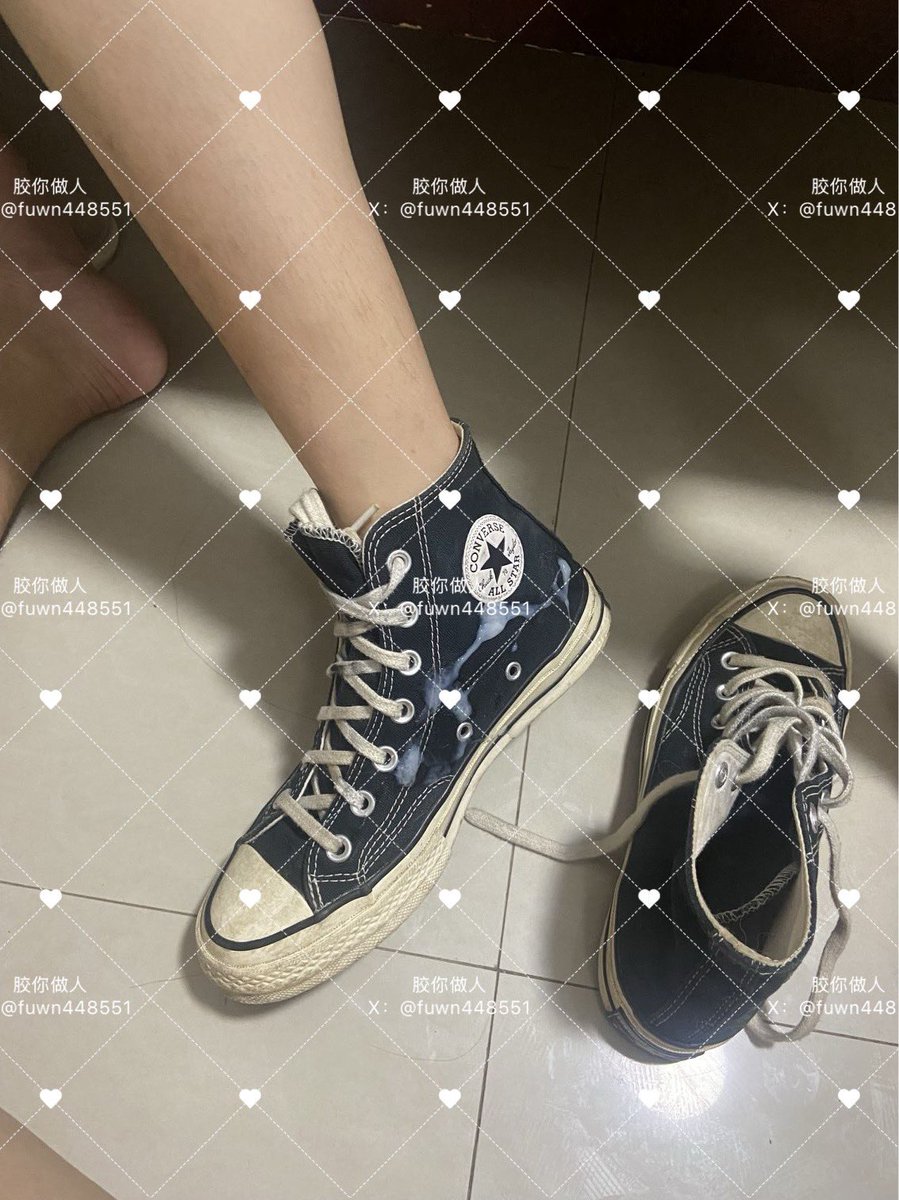 fuwn448551's tweet photo. 接上个帖子后续，小母狗反反复复踩着上班 高帮匡威1970就是牛逼 留味 大家觉得射鞋里舒服还是鞋外  #扫楼打胶 #扫楼 #扫楼射鞋 #匡威 #帆布鞋 #射匡威 #射帆布鞋 #原味袜子 #运动鞋 #跟扫 #尾随打胶 #尾随 #打胶 #袜子 #板鞋 #匡威1970 https://t.co/zdzUPFZZfc