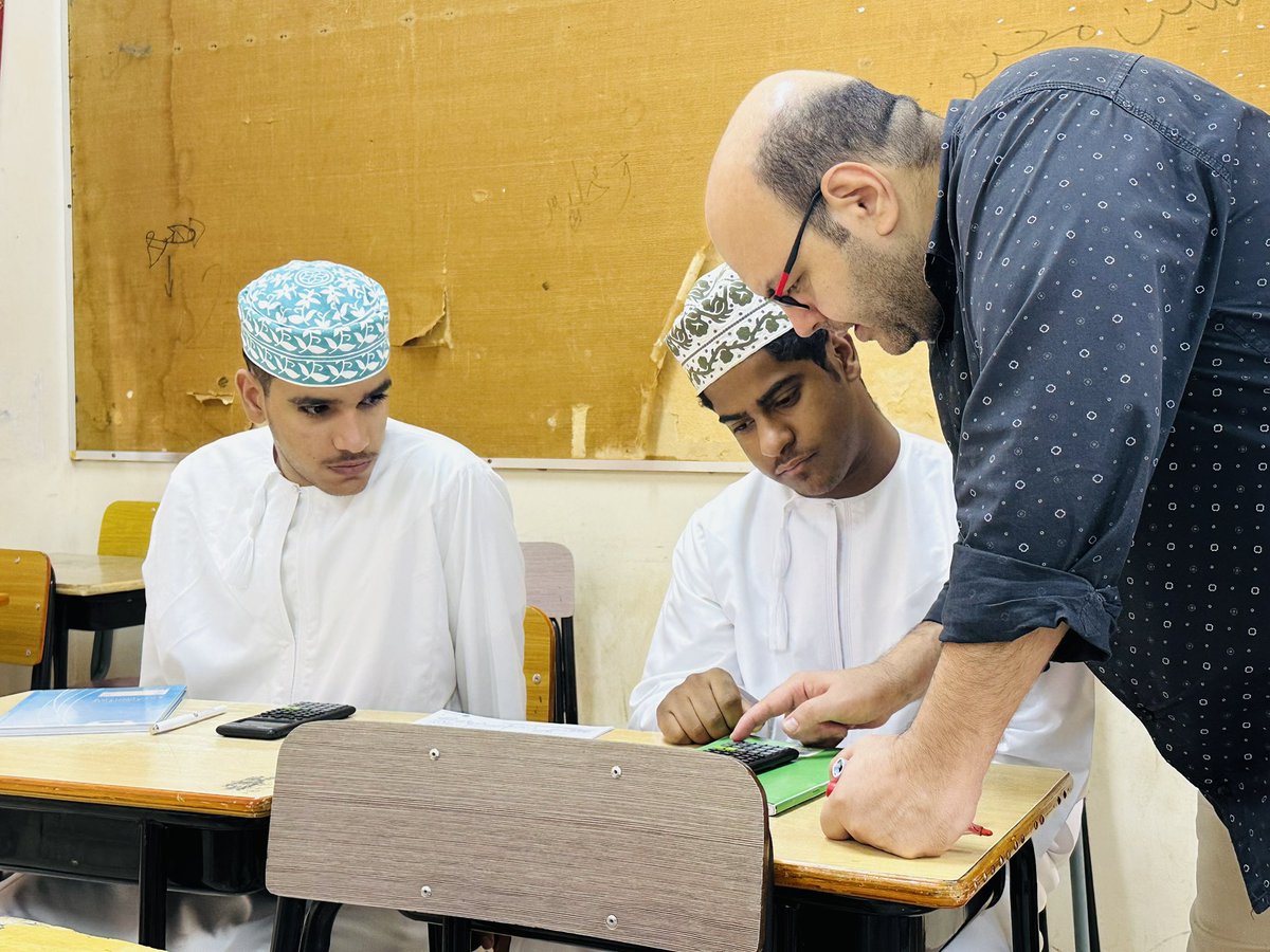 🟨 حصة مراجعة 
قدّم الأستاذ / عاطف حصص مراجعة لطلاب الصف الحادي عشر في مادة الرياضيات المتقدمة، ركّز خلالها على المفاهيم الأساسية والمسائل المهمة، وذلك ضمن الاستعدادات المكثفة للاختبارات النهائية. 🌸
#فعاليات_تعليمية_جنوب_الباطنة
#مدارسنا_مستقبل_واعد