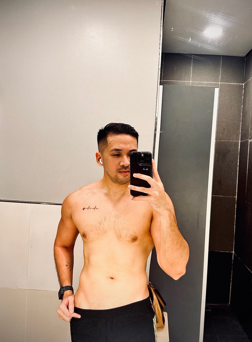 freddiesampang's tweet photo. Cheers to the weekend 💦 https://t.co/3LfD6JF80Y