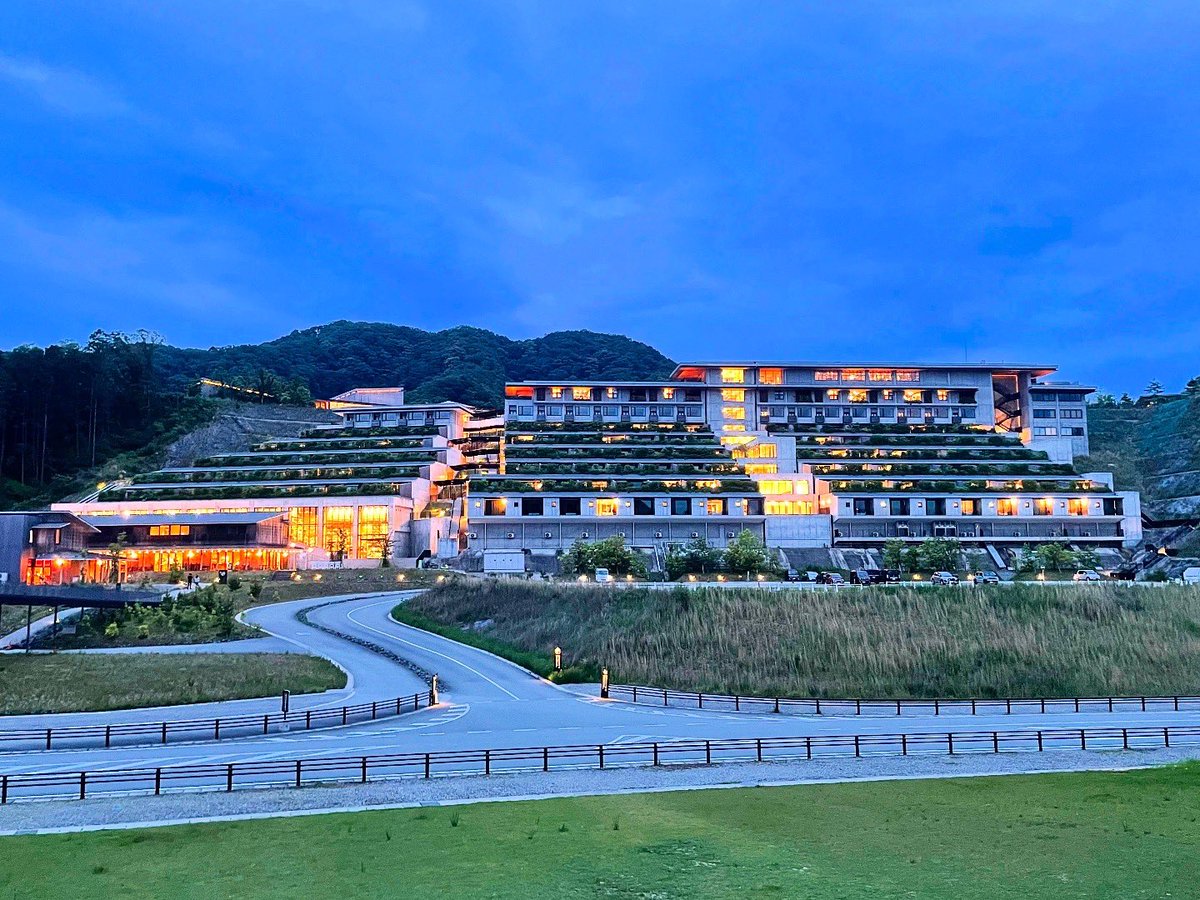 hiro_sas's tweet photo. 「VISON」

広大な敷地の中、ホテル、
レストラン、カフェ、マルシェ、
ショップ、グルメ、スパなど
多彩な魅力が詰まったVISON✨

壮大なスケールとコンセプトに
大きな刺��と学びを頂く♪

貴重な機会に心より感謝…✨✨

#三重県多気町
#ホテルヴィソン
#複合商業施設 
#良い刺激と学びに感謝✨ https://t.co/PtUtZbWIX6