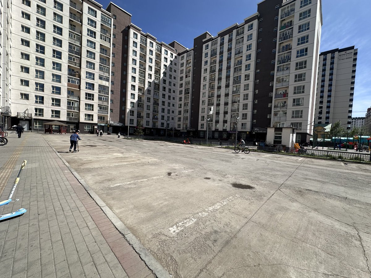 Манай байрныхан зогсоолоо бүрэн чөлөөлчихсөн 

Өнөөдөр маргааш хүүхдүүд маань хүссэнээрээ тоглоно