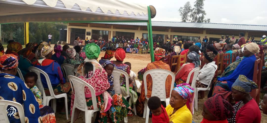 Nyabihu District (@nyabihudistrict) on Twitter photo Mu ruzinduko bagirira mu Karere, itsinda ry'Abadepite; Hon. Uwizeye Marie Thérèse na Hon. Uwamurera Olive basuye ibikorwa bitandukanye mu Mirenge ya Karago na Jomba, nyuma baganira n'abaturage kuri gahunda za Leta. Bakiriwe na Visi Meya w'iterambere ry’ubukungu <a href="/HABANAB62472701/">HABANABAKIZE Jean Claude</a>. Mu ruzinduko bagirira mu Karere, itsinda ry'Abadepite; Hon. Uwizeye Marie Thérèse na Hon. Uwamurera Olive basuye ibikorwa bitandukanye mu Mirenge ya Karago na Jomba, nyuma baganira n'abaturage kuri gahunda za Leta. Bakiriwe na Visi Meya w'iterambere ry’ubukungu <a href="/HABANAB62472701/">HABANABAKIZE Jean Claude</a>.