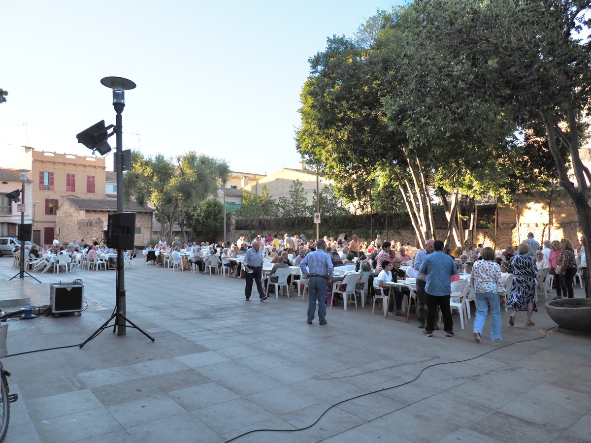 L'Associació de Tercera Edat Huialfàs ha celebrat avui el seu sopar d'inici d'estiu amb una torrada a la plaça Alexandre Ballester.

Ha estat un plaer acompanyar-vos!