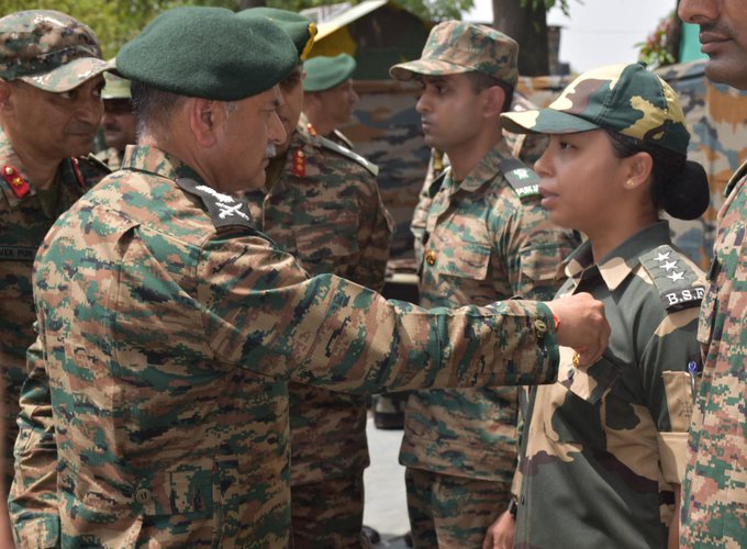 7 BSF women personnel, led by Assistant Commandant #NehaBhandari, fiercely defended forward posts in Akhnoor during #OperationSindoor.
CAOS presented the BSF officer with Commendation Disc

#BSF #IndianBorderSecurity #IndiaPakistanWar #JaspritBumrah #RohitSharma #viralvideo
