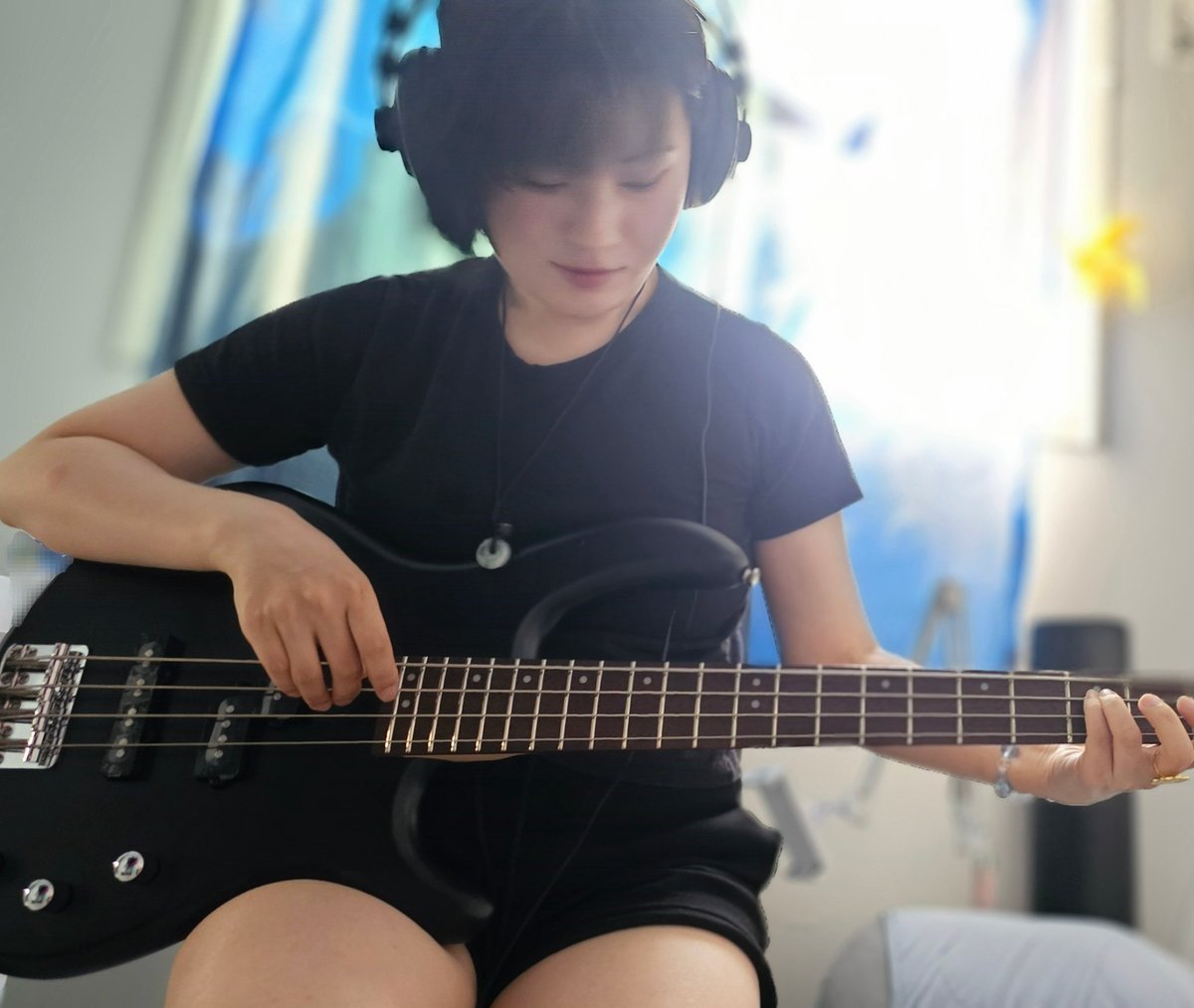 동생이 베이스기타 샀다길래 구경했다
저는 칠줄 모르고요... 
무슨 소리 나는지만 들어봤어요...