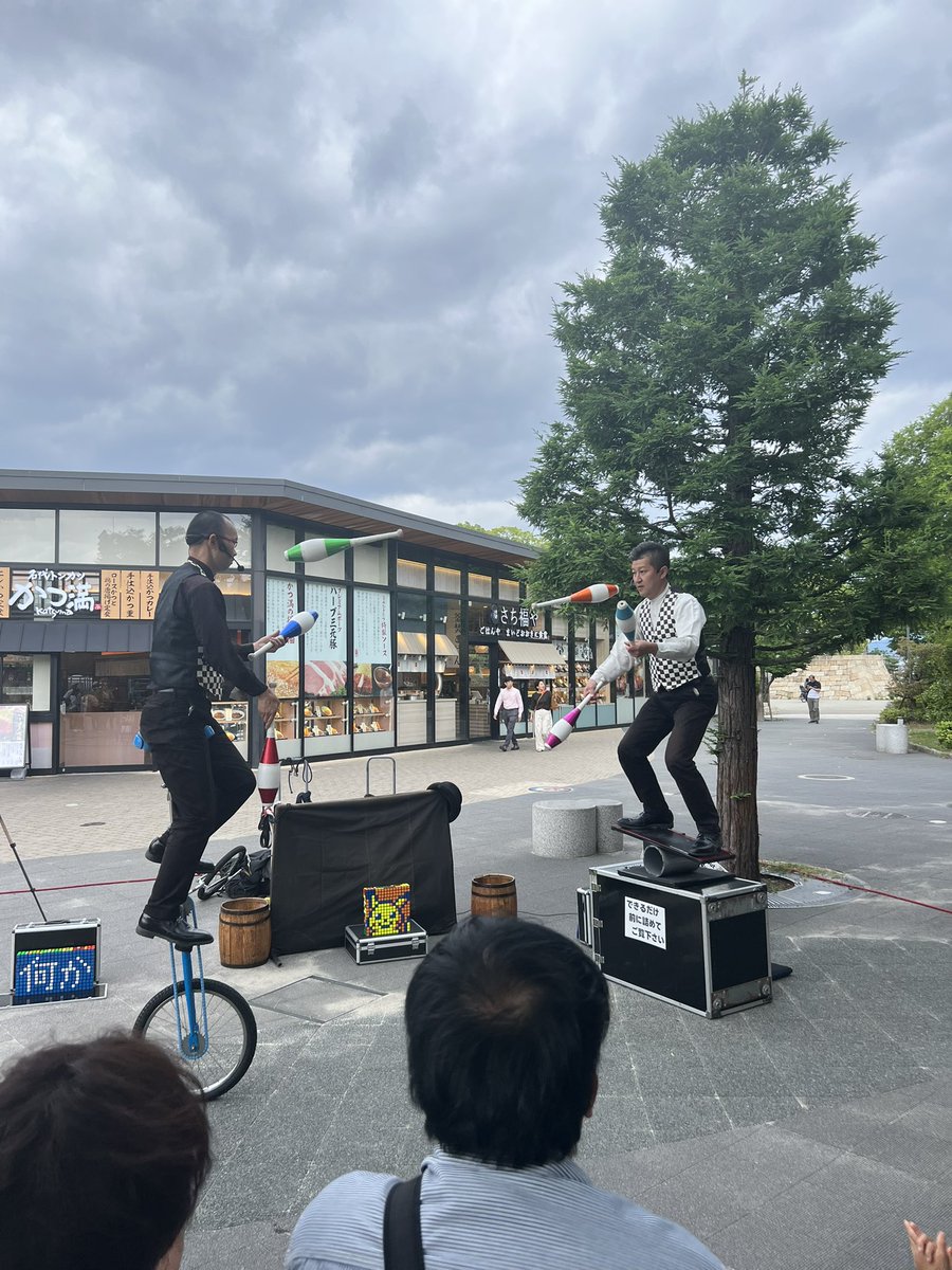 umehiro225's tweet photo. ジョーテラスの前で大道芸やっててシンクロニシティやったんで見ていきました。相変わらずオモロいパフォーマンスで多くのお客さんが立ち止まってましたよ。最後のお会計も爆笑🤣 https://t.co/tXVxEoFVLX