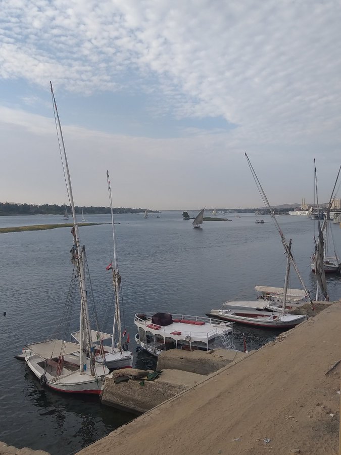 !! أُعيد بناء نفسي من الداخل ... فأنا الغريب ... وأنا المسافر، وأنا العائد ... وأنا المستمرّ مع نفسي حتى النهاية.! 💙
#جلال_الدين_الرومي 
#الارصاد_الجويه 
#اسكندرية 
#ايران 
#أسوان  #تصويري