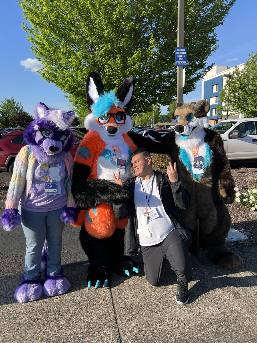 StrayBlazer's tweet image. Meeting @LullabytheSkunk & @2FuzzButts at #Furlandia2025