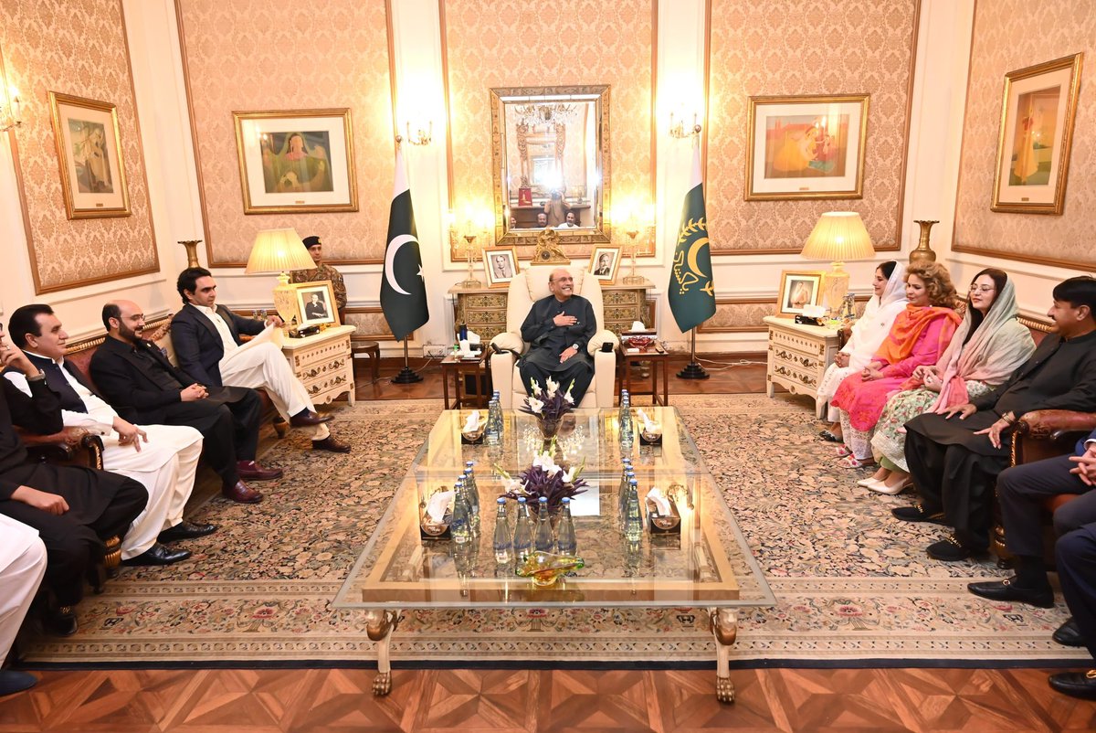 PPP (@mediacellppp) on Twitter photo لاہور: صدر مملکت آصف علی زرداری گورنر ہاؤس میں پاکستان پیپلزپارٹی سے تعلق رکھنے والے اراکین پنجاب اسمبلی سے ملاقات کررہے ہیں، اس موقع پر صدر آصف علی زرداری کو اراکین اسمبلی نے اپنے انتخابی حلقوں کے عوامی مسائل اور ان کے حل سے متعلق بریفنگ دی۔
<a href="/AAliZardari/">AsifAliZardari</a> لاہور: صدر مملکت آصف علی زرداری گورنر ہاؤس میں پاکستان پیپلزپارٹی سے تعلق رکھنے والے اراکین پنجاب اسمبلی سے ملاقات کررہے ہیں، اس موقع پر صدر آصف علی زرداری کو اراکین اسمبلی نے اپنے انتخابی حلقوں کے عوامی مسائل اور ان کے حل سے متعلق بریفنگ دی۔
<a href="/AAliZardari/">AsifAliZardari</a>